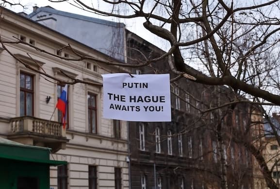 Flag with text "Putin-Hague awaits you"